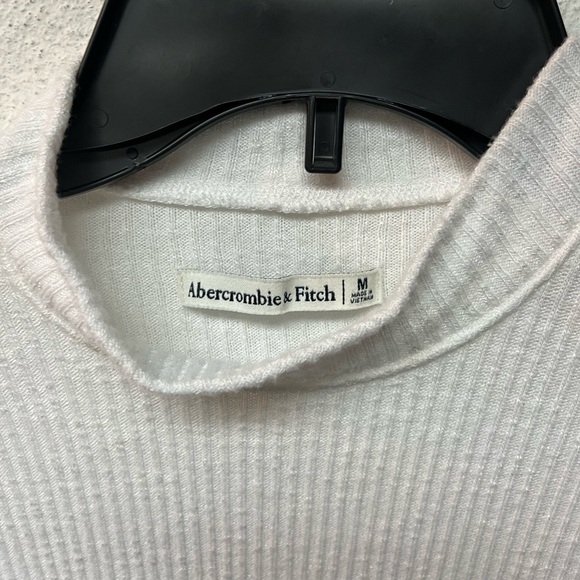 Abercrombie & Fitch White Textured Blouse. Medium - Picture 3 of 5